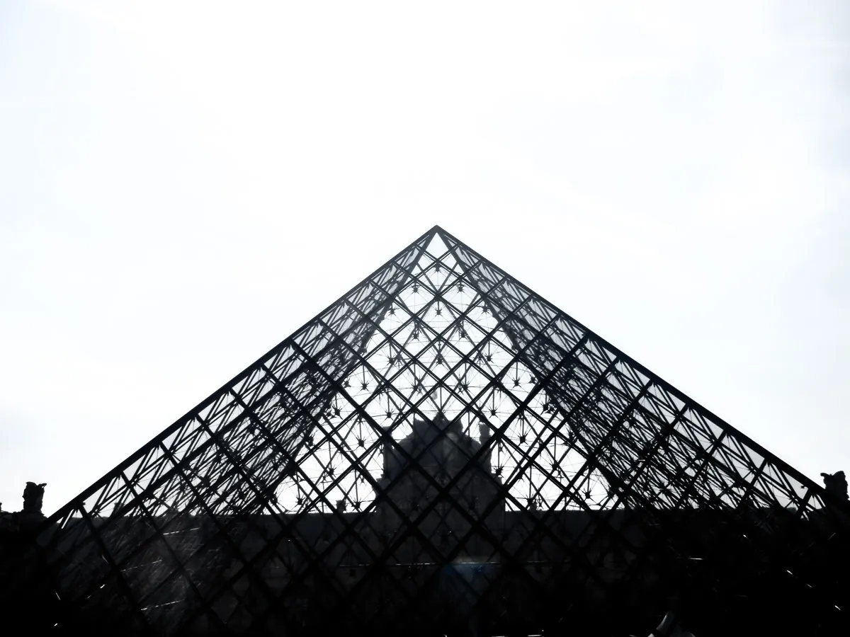 Paris_Pyramide_du_Louvre